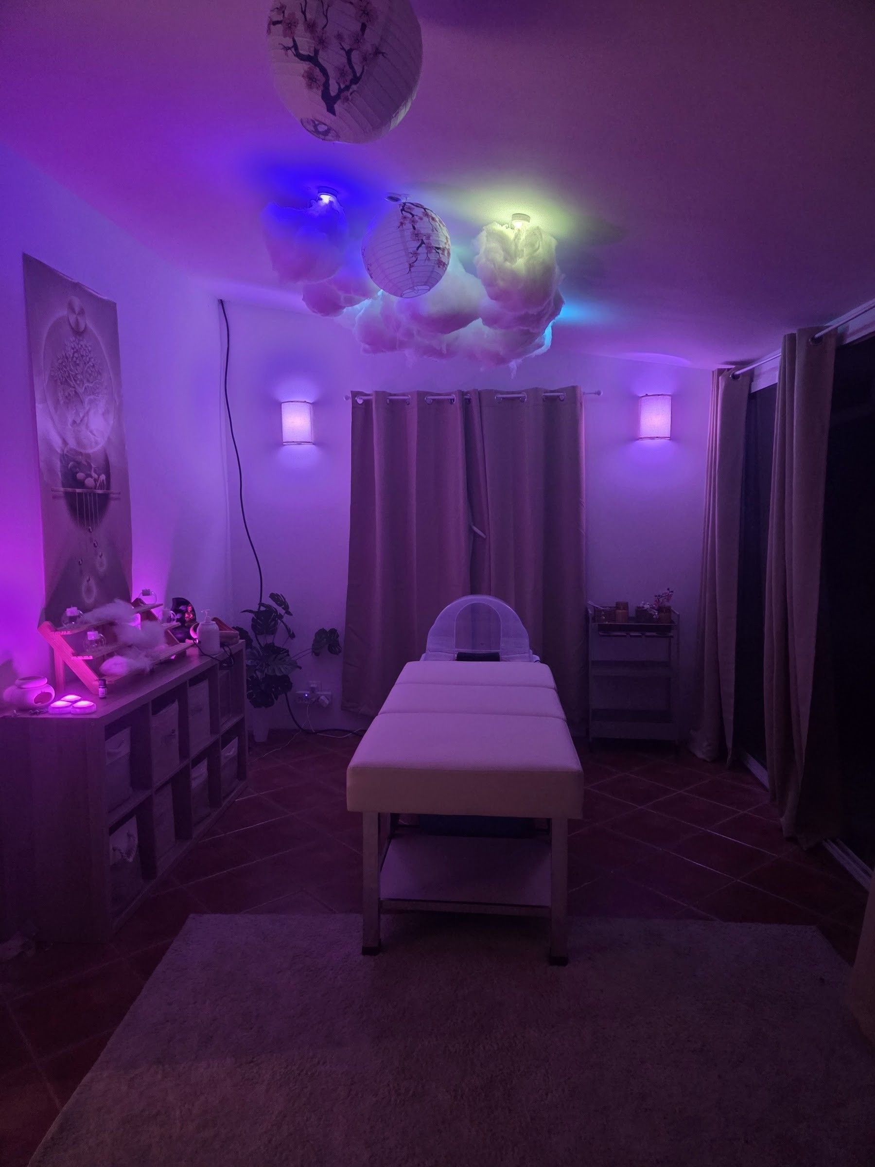 La salle de soin baignée de la lumière violette de la luminothérapie