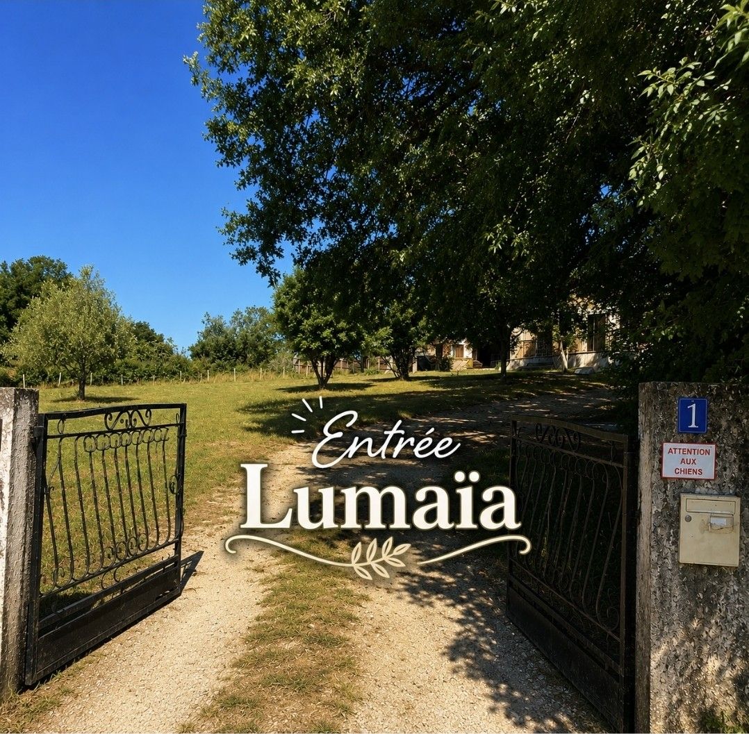 Le portail du n° 1 avenue de Vacquey, avec le panneau « Entrée Lumaïa », et le chemin arboré vers le salon